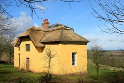 robin-hoods-hut-exterior-back-600x400