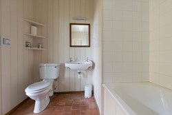 robinhoodshut-interior-bathroom-600x400