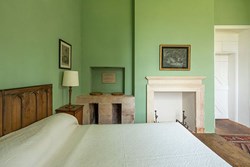 robinhoodshut-interior-bedroom2-600x400