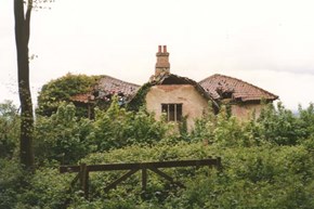 robinhoodhut-restoration-ruin1991-600x400