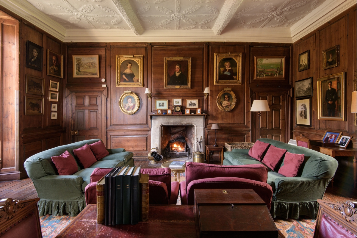 Rosslyn Castle living room