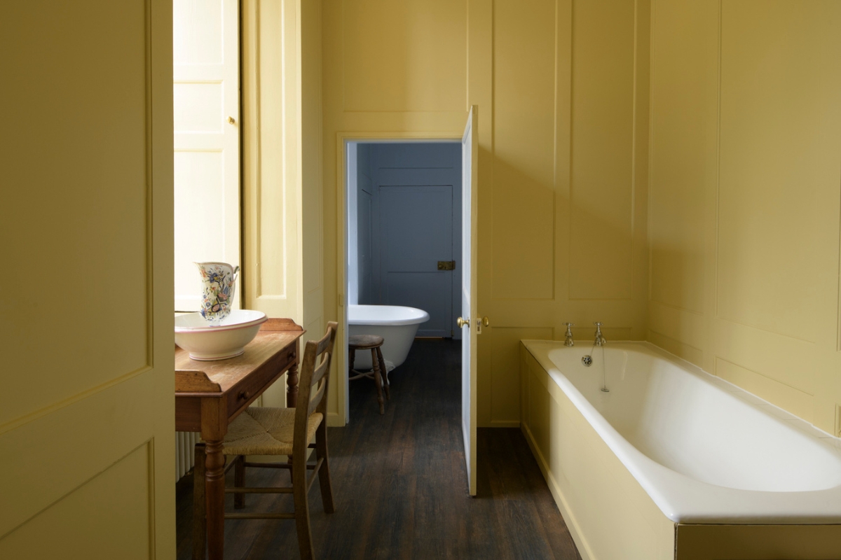 rosslyn yellow bathroom