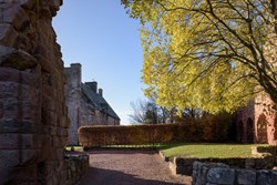 RosslynCastle-exterior-bridge-closeup-600x400pg