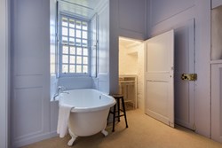 RosslynCastle-interior-bluebathroom-600x400pg