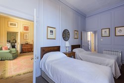 RosslynCastle-interior-bluetwinbedroom-viewofbathroom-600x400pg