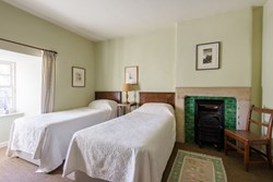 RosslynCastle-interior-greentwinbedroom-600x400pg