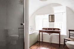SaddellCastle-interior-bathroom-600x400