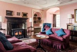 SaddellCastle-interior-livingroom-600x400