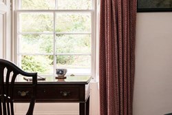 SaddellLodge-interior-desk-600x400