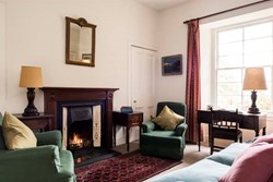 SaddellLodge-interior-livingroom-600x400