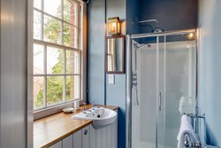 semaphore-tower-twin ensuite-carousel-600x400
