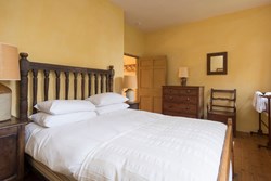 Shelwick Court double bed yellow 1200x800