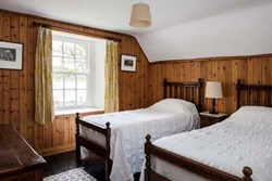 Saddell-shorecottage-interior-twinbedroom2-600x400