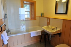 Shore Cottages 2 bathroom   1200x800