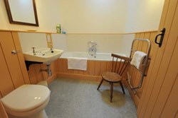 ShoreCottages-1-interior-bathroom-600x400