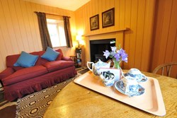 ShoreCottages-1-interior-livingroom-600x400