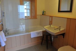 ShoreCottages-2-interior-bathroom-600x400