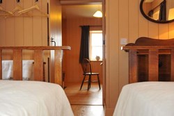 ShoreCottages-2-interior-bedroom-600x400