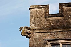 Shutegatehouse-exterior-statue-600x400