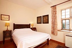 Shutegatehouse-interior-doublebedroom-600x400