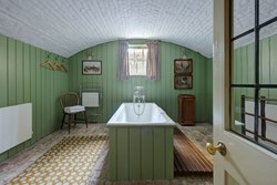 Queen Anne's Summerhouse int bathroom1200x800