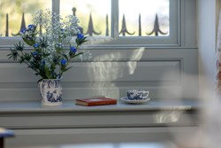 Queen Anne's Summerhouse int window seat1200x800