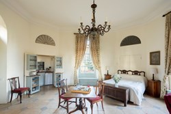 Queen Anne's Summerhouse int with kitchen and bed