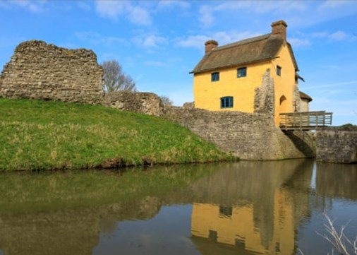 stogurseycastle-exterior-moat-450x321-min