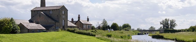 StokersCottage-external-riverbank-1600x345