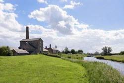 StokersCottage-external-riverbank-600x400