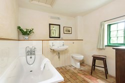 StokersCottage-internal-bathroom-600x400