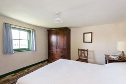 StokersCottage-internal-bedroomwindow-600x400