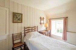 captainshouse-interior-bedroom-600x400-min