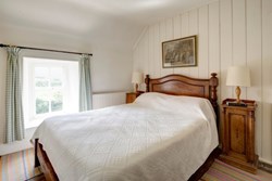 captainshouse-interior-bedroom2-600x400-min