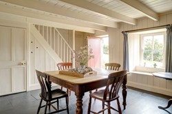 captainshouse-interior-diningroom-600x400-min