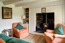 captainshouse-interior-livingroom-600x400-min