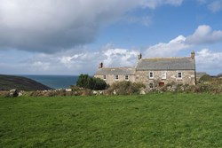 Captains House ext distance 1200x800