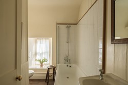 Captains House int bathroom 1200x800