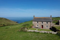 lowerporthmeor-farmhouse-exterior-600x400