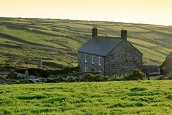 lowerporthmeor-farmhouse-exterior-main-600x400