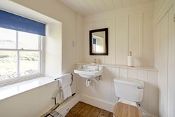 lowerporthmeor-farmhouse-interior-bathroom2-600x400