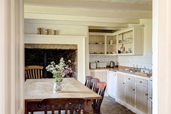 lowerporthmeor-farmhouse-interior-kitchen-600x400