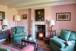 lowerporthmeor-farmhouse-interior-sittingroom-600x400