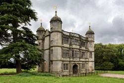 TixallGatehouse-exterior-treeslefthandside-600x400