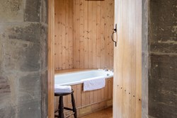 TixallGatehouse-interior-bathroomturret-600x400