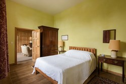 TixallGatehouse-interior-doublebedroom-600x400