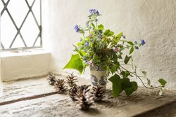 CanonsAshby-interior-flowers-600x400