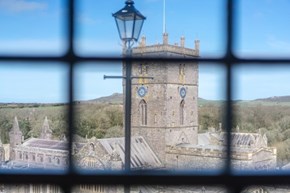 Tower-Hill-Int-Kitchen-Looking-Towards-Cathedral-600X400