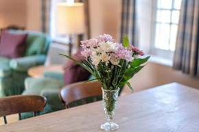 Tower-Hill-Int-Living-Room-Flowers-Close-Up-600X400