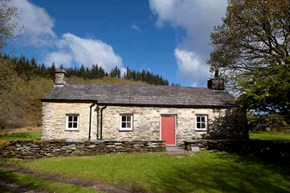 TyCoch-exterior-cottage-600x400